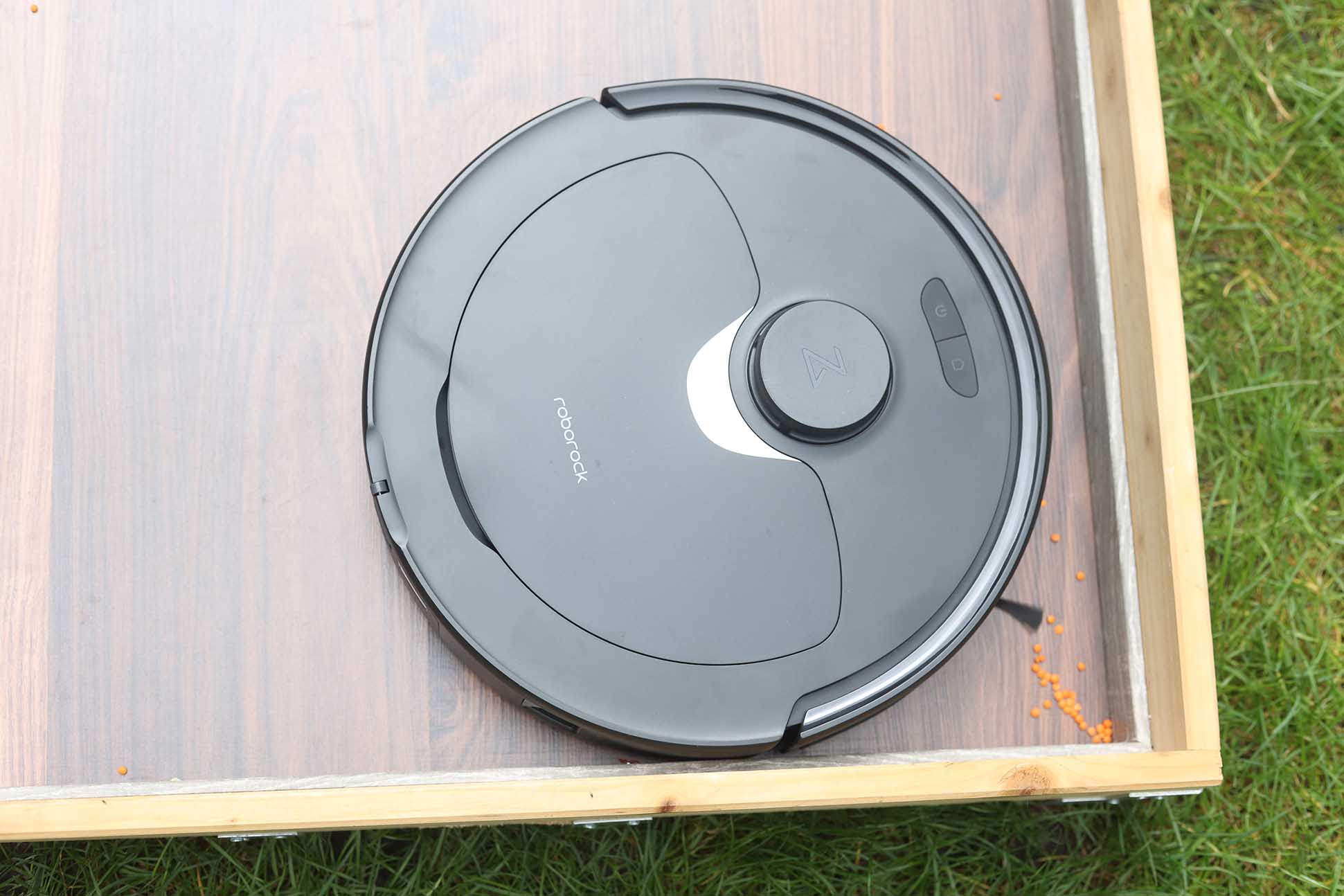 Roborock Q Revo убирается в угол.